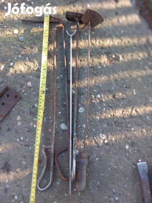 Régi masszív vas kályha vagy kandalló tisztító eszközök