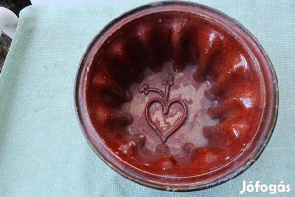 Régi mázas cserép kuglófsűtő szivmotivummal