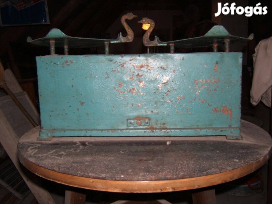 Régi mérleg két tálcás