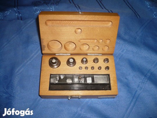 Régi mérleg súlykészlet dobozában