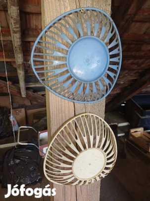 Régi műanyag tároló.