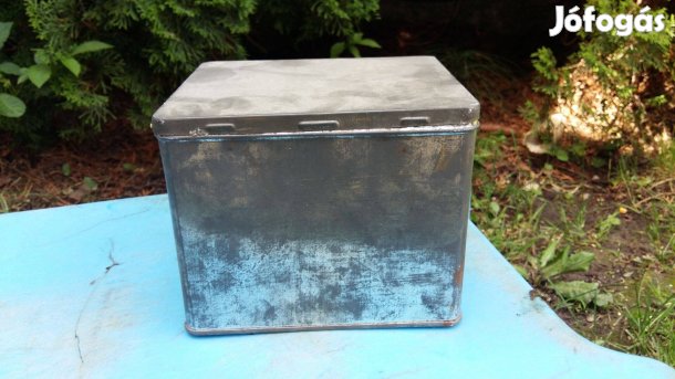 Régi nagyméretű bádogdoboz