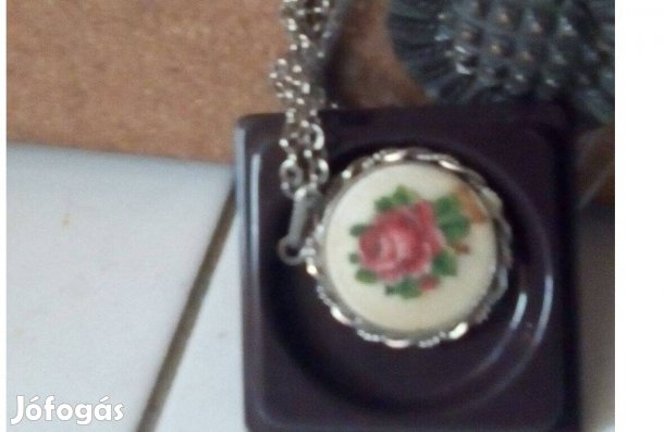 Régi nyaklánc medállal, a rózsa szövet anyagonon van. Kihasználatlan