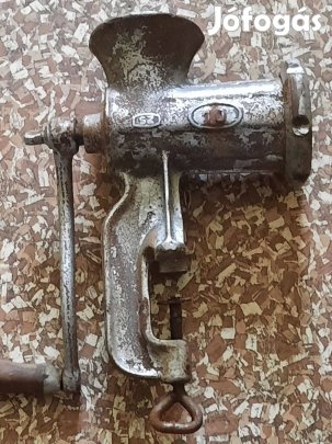 Régi öntöttvas húsdaráló