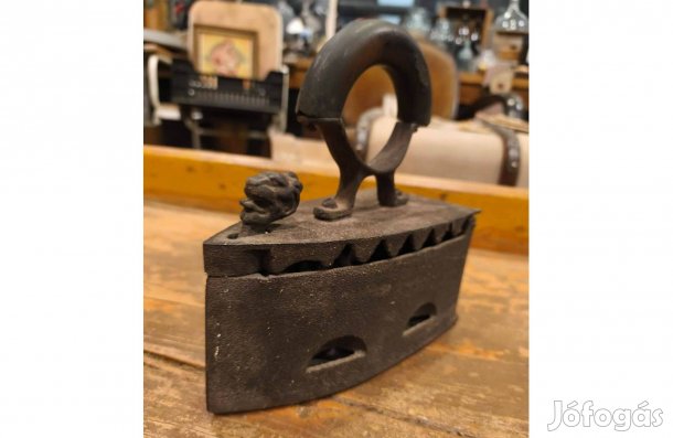 Régi öntöttvas ördögfejes vasaló, faszenes parazsas vasaló, dekoráció