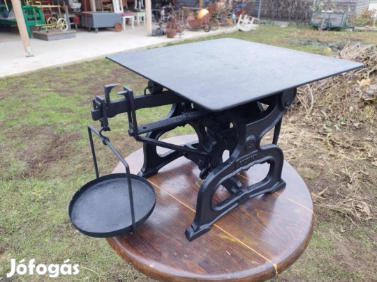 Régi öntvény postai mérleg