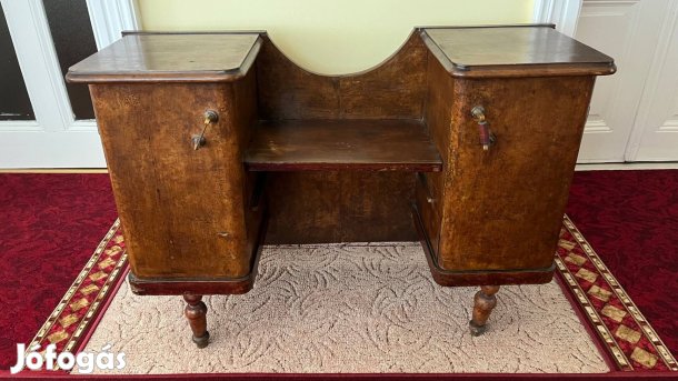 Régi öreg antik fésülködő asztal