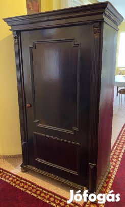 Régi öreg antik szekrény