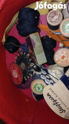 Régi origi cérnák, gombok stb. matyó hímzett dobozban