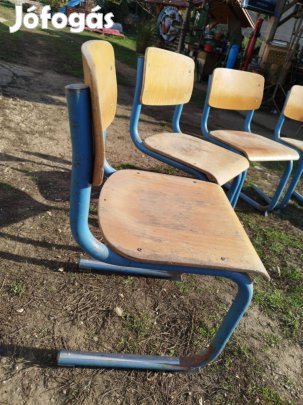 Régi óvodás székek