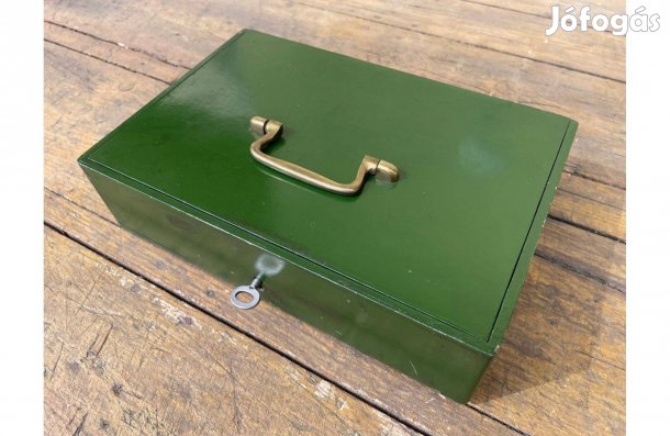 Régi pénzkazetta, antik páncélkazetta működő eredeti zárral, kulccsal