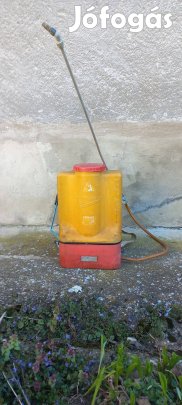 Régi permetező kannák