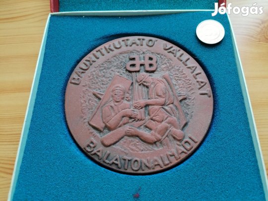 Régi plakett "Balatonalmádi Bauxitkutató Vállalat"