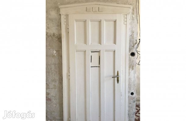 Régi polgári lakásból faajtók tokkal