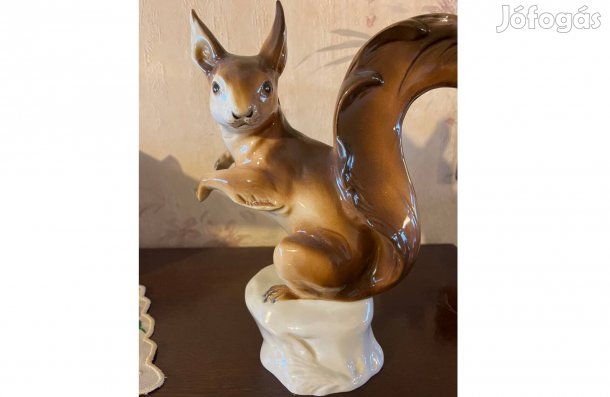 Régi porcelán nipp, csehszlovák mókus figura