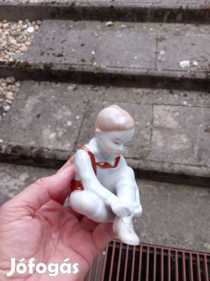 Régi porcelán nipp cipőt fűző fiú Aquincum