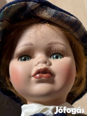 Régi porcelánbaba