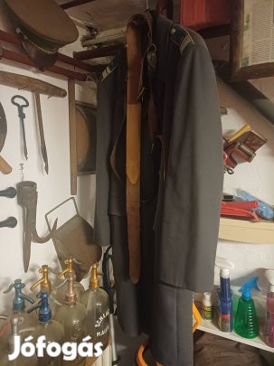 Régi rendőr kabát-övvel.