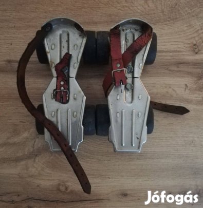 Régi retro állítható görkorcsolya tartozékokkal, kulccsal!
