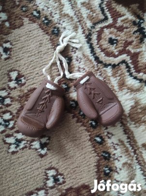 Régi retró mini bokszkesztyű pár szuvenír, vitrinben tartott