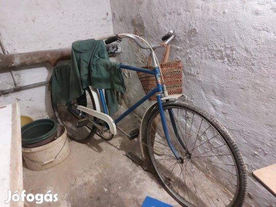 Régi retró női kerékpár kosárral
