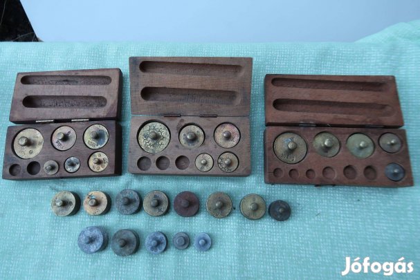 Régi rézsúlyok dobozaikban plusz súlyokkal egyben