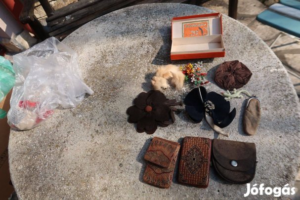 Régi ruhakitűző brossok és bőr tasakok egyben