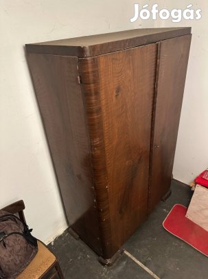 Régi ruhásszekrény