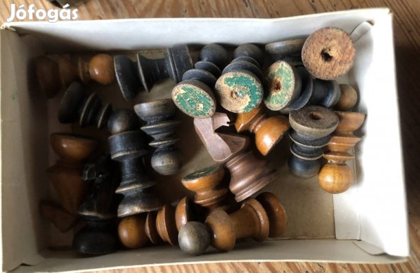 Régi sakk figurák 1800 Ft