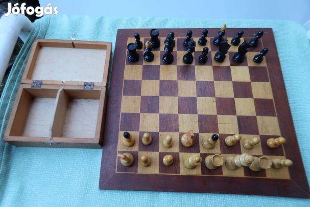 Régi sakkjáték táblával, fafigurákkal-dobozában