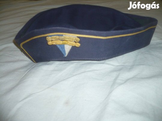 Régi sapka jelzéssel