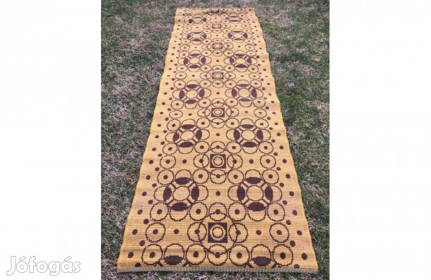 Régi sárga-barna szőnyeg