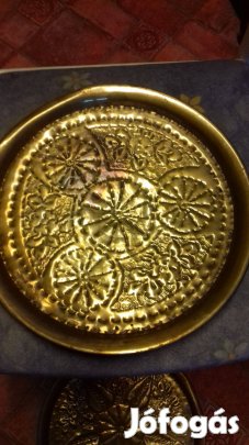 Régi sárga réz dombor mintás nagy fali tányér átm 30 cm