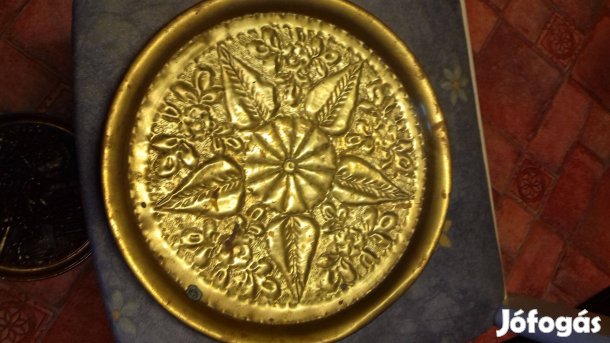 Régi sárga réz nagy fali tányér dombor műves átm 30cm