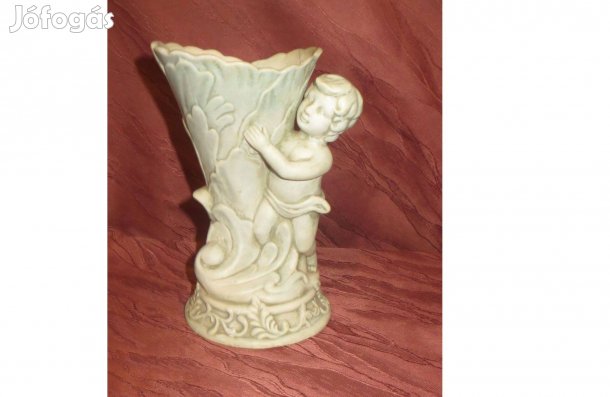 Régi szecessziós stílusú váza amelyet egy puttó gyermekalak díszít