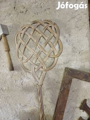 Régi szőnyeg poroló.