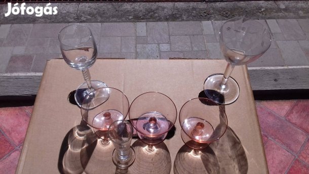 Régi talpas üveg likőrös fehér poharak