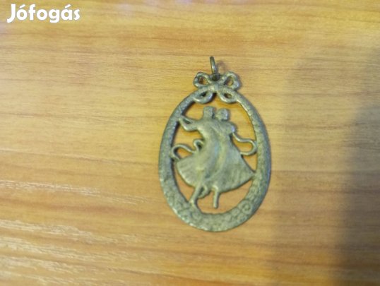 Régi táncolókat ábrázoló függő