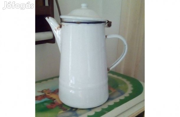 Régi tárgyak gyűjtőjének, használt fém kancsó, kopottas