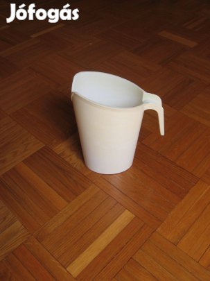 Régi típusú műanyag tejkiöntő, fehér