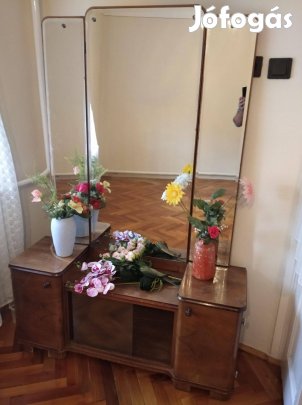 Régi típusú tükrös szekrény