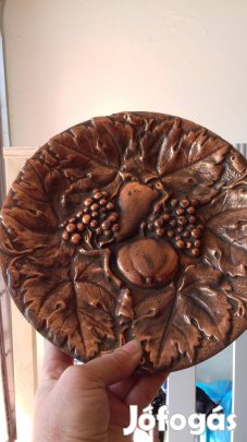 Régi tömör vörös réz domborműves gyümölcs mintás fali tányér