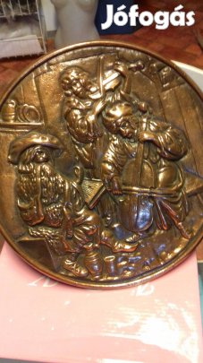 Régi tömör vörösréz nagy fali tányér zenészek dombor mintával