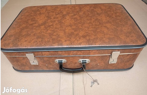Régi utazó bőrönd, retro bőrönd, kulcs is megvan