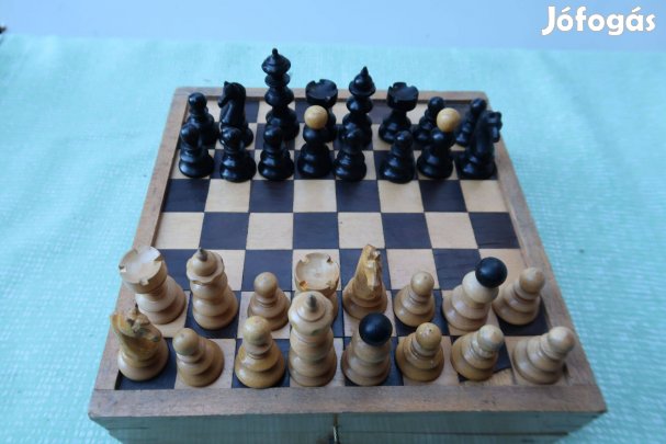 Régi utazó sakkészlet dobozában