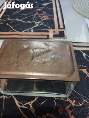 Régi üvegdoboz, fém tetővel.