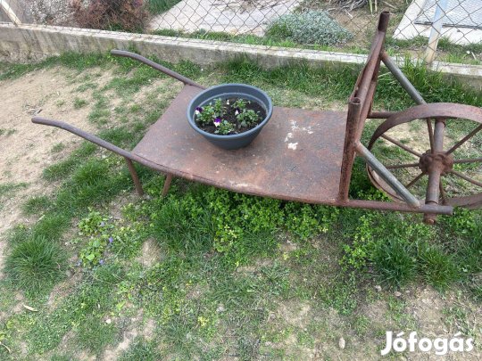 Régi vas talicska trógli tragacs dekorációnak vagy használatra Kecskem