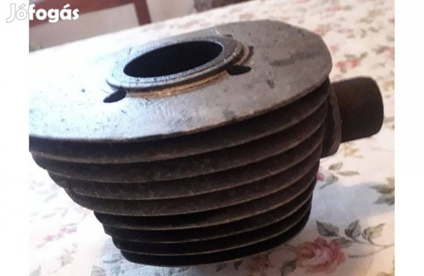 Régi veterán motorhoz való henger