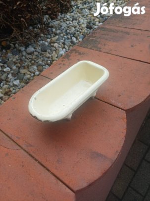 Régi zománc kád gyerekjáték.