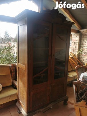 Régiség! Neobarokk kétajtós vitrines szekrény eladó Győrben.